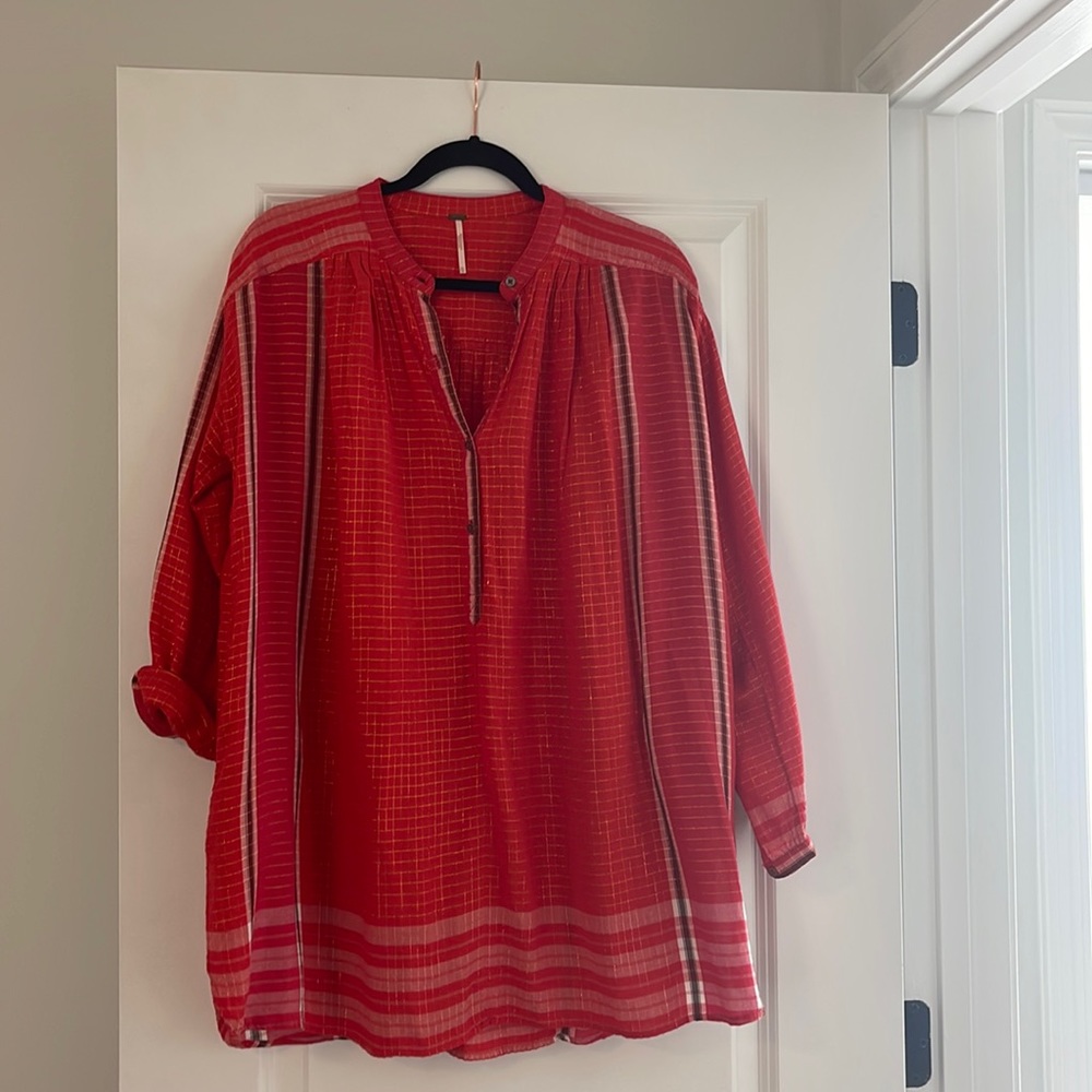 Long sleeve lightweight buttoned blouse
